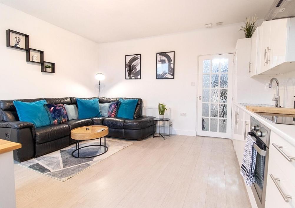 Spacious 3 Bed Apartment, En-Suites, Near Train Station! Watford (Hertfordshire) Exterior foto