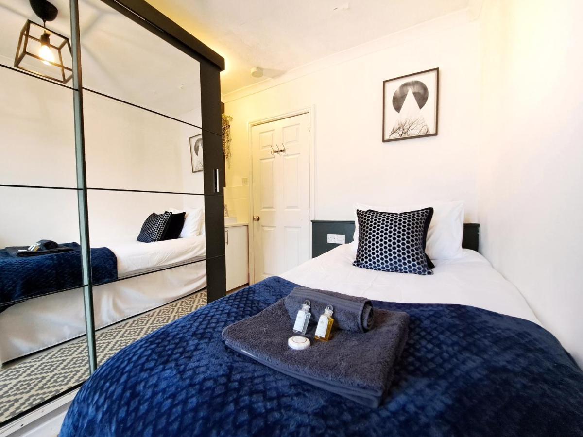 Spacious 3 Bed Apartment, En-Suites, Near Train Station! Watford (Hertfordshire) Exterior foto
